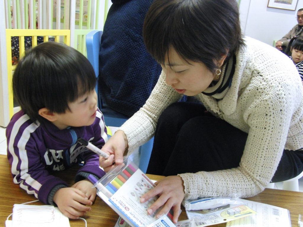 何をつくろーかなーってママと相談中？色んな色でカラフルに仕上げてください！